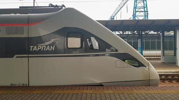 il treno elettrico ad alta velocità per passeggeri hyundai rotem tarpan hrcs2 intercity si trova sulla piattaforma della stazione ferroviaria centrale di kiev. ferrovie ucraine. ucraina, kiev - 09 giugno 2021. foto