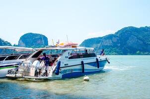 visualizzazioni di il isole di Tailandia e turchese acqua, rocce, yachts o Barche foto