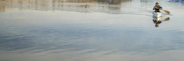 anziano maschio è paddling spedizione canoa foto