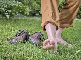 a piedi nudi a passeggio, messa a terra e messa a terra concetto foto