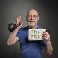 restare in forma al di sopra di 60 - anziano uomo esercizio foto