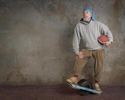 anziano uomo con a una ruota elettrico skateboard foto