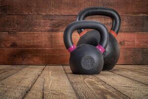 ferro kettlebell su un' rustico legna foto