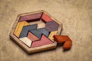 di legno esagono tangram puzzle foto