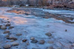 inverno crepuscolo al di sopra di montagna fiume foto