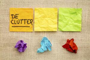 declutter concetto su appiccicoso Appunti foto