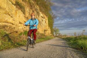 maschio ciclista equitazione un' pieghevole bicicletta su battello a vapore traccia, bicicletta pista convertito a partire dal un abbandonato Ferrovia, vicino Perù, Nebraska, primavera mattina scenario foto