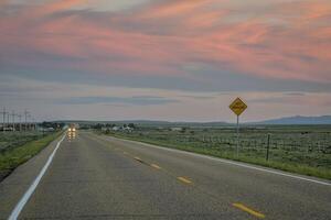 autostrada a crepuscolo nel Colorado foto