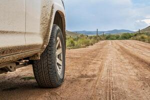 suv guida via strada foto