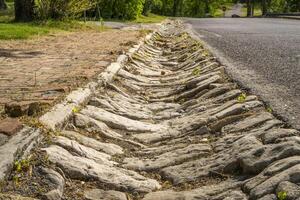 strada drain pavimentata con roccia nel storico cittadina di freccia roccia, Missouri foto