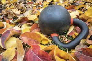 esercizio kettlebell nel le foglie foto