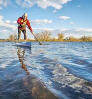 paddling In piedi su paddleboard foto