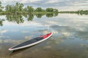 In piedi su paddleboard su lago foto