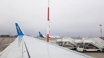 ucraina, borispol - 27 marzo 2020. vista dalla finestra del sedile di un aereo passeggeri commerciale su un'ala parcheggiata all'aeroporto. compagnie aeree internazionali ucraine. compagnia aerea di bandiera foto