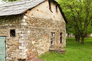 abbandonato rurale Casa nel il repubblica di Moldavia, villaggio vita nel orientale Europa foto