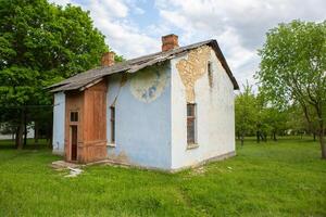 abbandonato rurale Casa nel il repubblica di Moldavia, villaggio vita nel orientale Europa foto