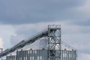 granaio ascensore, argento silos su agro produzione pianta per in lavorazione essiccazione pulizia e Conservazione di agricolo prodotti, Farina, cereali e grano. grande ferro botti di grano. foto