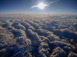 Alba nuvole tappeto Visualizza a partire dal aereo finestra mentre volante foto