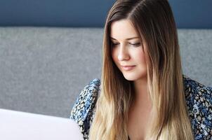 bellissimo donna Lavorando a computer scrivania, a partire dal casa, femmina alunno maestri grado corso, il computer portatile per e-learning, Università formazione scolastica, linguaggio scuola o in linea shopping foto