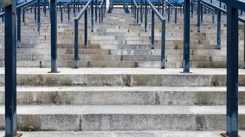 scala esterna multipiano in pietra. ci sono molte scale e ringhiere in metallo. molti passaggi in un ambiente urbano, sfondo astratto simbolico. foto