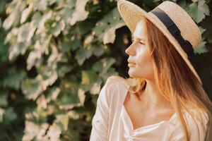 donna con cannuccia cappello sta nel davanti di vigneto. lei è indossare un' leggero vestito e in posa per un' foto. viaggio concetto per diverso paesi foto