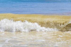 spiaggia tropicale messicana onde acqua turchese playa del carmen messico.