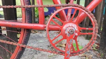 bici rossa vintage retrò da vicino. un vecchio affascinante concetto di una classica bici abbandonata. foto