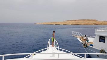 Egitto, Sharm el Sheikh - 20 settembre 2019. una bellissima vista dal ponte di una nave da crociera nel Mar Rosso in Egitto. paesaggio della costa rocciosa egiziana della città con uno yacht. foto