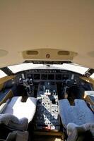 pilota cabina di pilotaggio nel un vip commerciale aereo foto