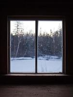 calma scena della natura invernale attraverso il vetro della finestra