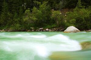 fiume esso è alto nel il montagne foto