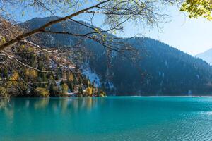 autunno foto dopo nevicata, montagna lago issyk nel almaty regione, kazakistan. ottobre.