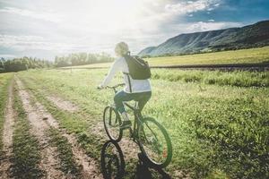 donna in bicicletta in campagna foto