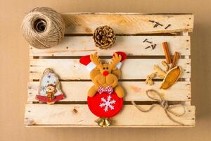 Natale cervo al di sopra di di legno tavolo foto