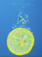 limone in acqua foto