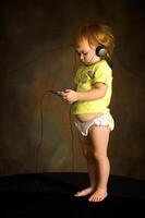 piccolo ragazza ascolta per il musica foto