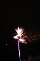 fuochi d'artificio di colore nel cielo notturno foto