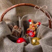 Natale giocattolo, cervo e palla su naturale tela di sacco sfondo foto