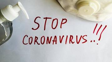 nuovo coronavirus - 2019-nkov. ferma l'iscrizione del coronavirus con un pennarello rosso su un foglio bianco. il concetto di coronavirus da quarantena nel mondo. foto