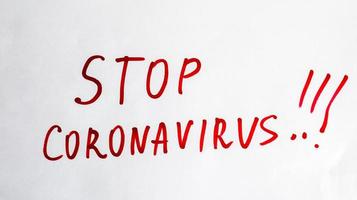 nuovo coronavirus - 2019-nkov. ferma l'iscrizione del coronavirus con un pennarello rosso su un foglio bianco. il concetto di coronavirus da quarantena nel mondo. foto