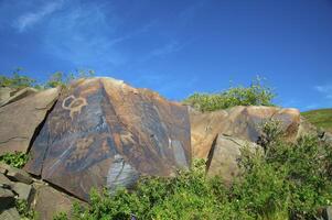 petroglifi entro il archeologico paesaggio di taggaly. almaty la zona, Kazakistan foto