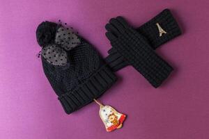 set di berretto invernale, sciarpa e guanti su sfondo colorato foto