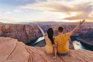 contento coppia su il bordo di il scogliera a ferro di cavallo gruppo musicale canyon nel paje, Arizona. avventura e turismo concetto. bellissimo natura nel Stati Uniti d'America foto