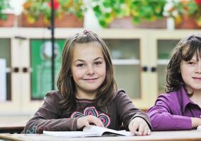 contento bambino nel scolarizzato avere divertimento e apprendimento locazioni foto