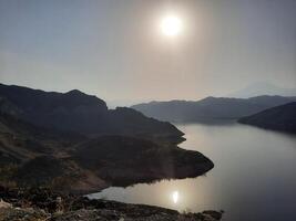 un' bellissimo giorno Visualizza di wadi qanuna diga nel al bahah, Arabia arabia. il acqua di il diga e il circostante colline siamo presentazione un' bellissimo scena nel il luce del sole. foto