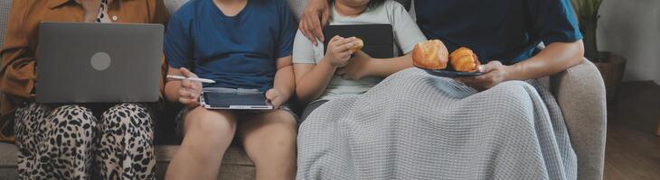 caucasico attraente coppia cottura al forno forno con figlio nel cucina a casa. contento padre di famiglia, madre e giovane ragazzo avendo divertimento la spesa tempo insieme utilizzando ingrediente fabbricazione Alimenti. attività relazione. foto