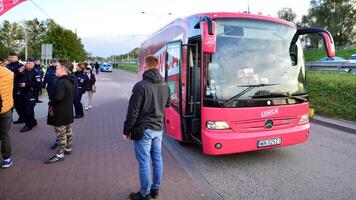 varsavia, Polonia. 9 ottobre 2023.. elezione autobus di il sinistra festa. Giovanna scheuring-wielgus arriva per il televisione studio per un elezione discussione. foto