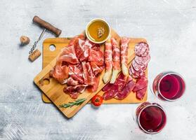 antipasto sfondo.assortimento di carne spuntini con rosso vino. foto