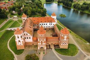 Visualizza a partire dal il altezza di il mir castello nel bielorussia e il parco su un' estate giorno.bielorussia foto