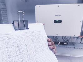 il elettrico ingegneria lista di controllo e Manutenzione elettrico inverter solare pannello nel energia casa.preventiva Manutenzione programma concetto per elettrico solare pannello inverter.con brillante luce. foto